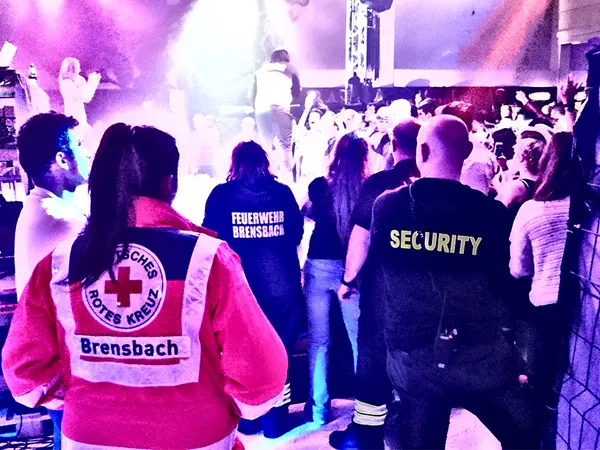 Bild zeigt Security Kräfte die eine Veranstaltung schützen.