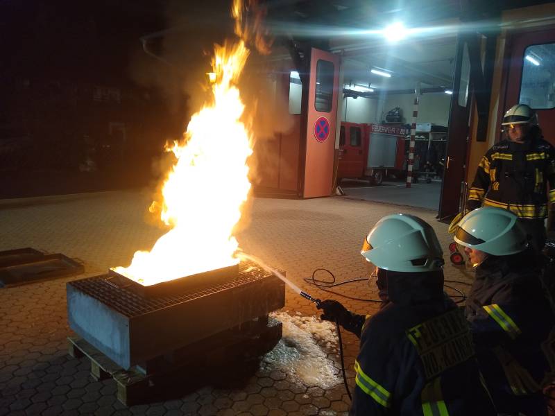 Bericht über die Feuerwehrausbildung am 27. September 2023: Löschen von Bränden mit dem Schaumtrainer