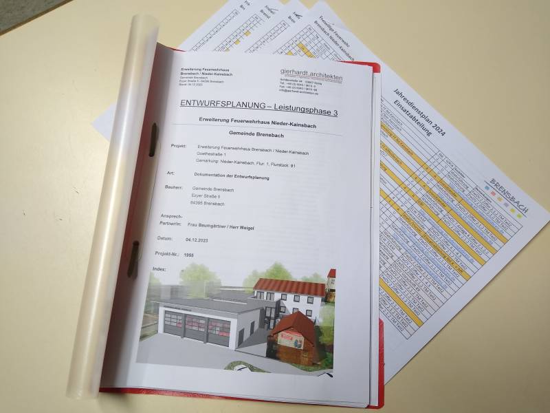 Informationsrunde im und zum Feuerwehrhaus Nieder-Kainsbach